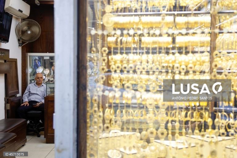 Um homem aguarda por clientes numa joalharia do centro da cidade de Ramallah, Cisjordânia, 23 de setembro de 2025. ANTÓNIO PEDRO SANTOS/LUSA

