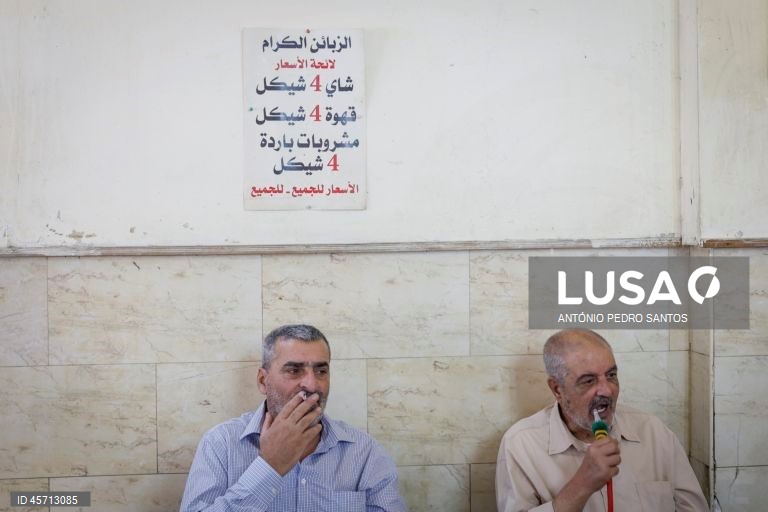 Dois homens fumam num café do centro da cidade de Ramallah, Cisjordânia, 23 de setembro de 2025. ANTÓNIO PEDRO SANTOS/LUSA

