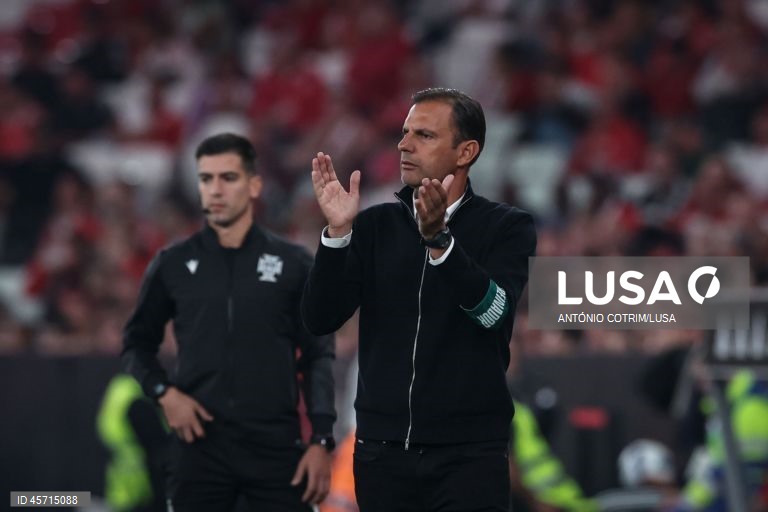 Benfica falhou hoje a subida ao segundo lugar da I Liga de futebol e ficou a quatro pontos do líder FC Porto, ao empatar 1-1 na receção ao Rio Ave, em encontro em atraso da primeira jornada.