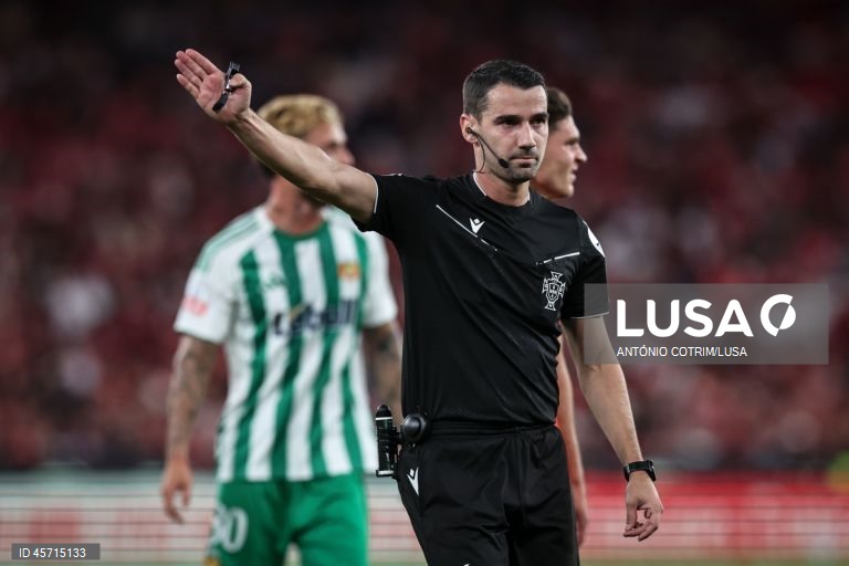 Benfica falhou hoje a subida ao segundo lugar da I Liga de futebol e ficou a quatro pontos do líder FC Porto, ao empatar 1-1 na receção ao Rio Ave, em encontro em atraso da primeira jornada.