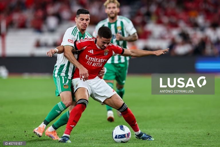 Benfica falhou hoje a subida ao segundo lugar da I Liga de futebol e ficou a quatro pontos do líder FC Porto, ao empatar 1-1 na receção ao Rio Ave, em encontro em atraso da primeira jornada.