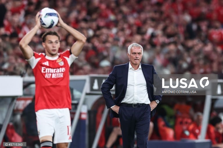 Benfica falhou hoje a subida ao segundo lugar da I Liga de futebol e ficou a quatro pontos do líder FC Porto, ao empatar 1-1 na receção ao Rio Ave, em encontro em atraso da primeira jornada.