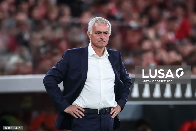 Benfica falhou hoje a subida ao segundo lugar da I Liga de futebol e ficou a quatro pontos do líder FC Porto, ao empatar 1-1 na receção ao Rio Ave, em encontro em atraso da primeira jornada.