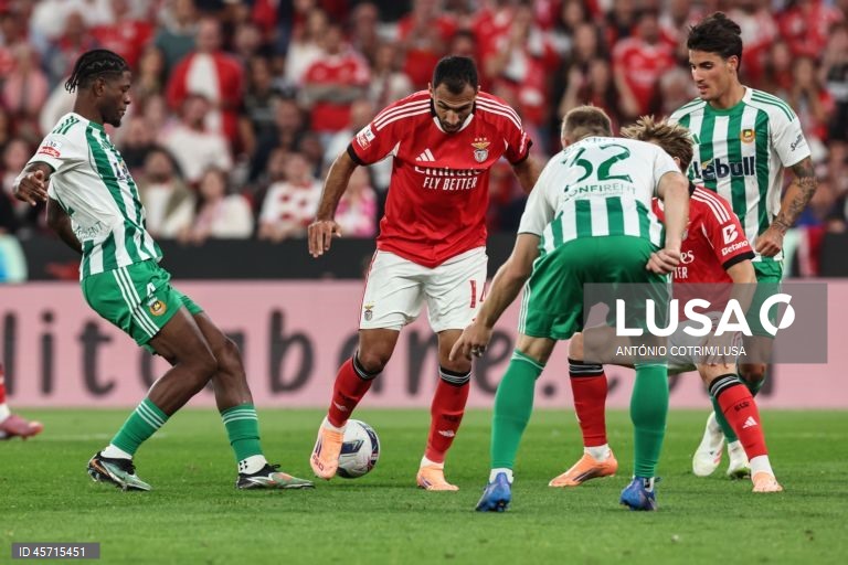 Benfica falhou hoje a subida ao segundo lugar da I Liga de futebol e ficou a quatro pontos do líder FC Porto, ao empatar 1-1 na receção ao Rio Ave, em encontro em atraso da primeira jornada.