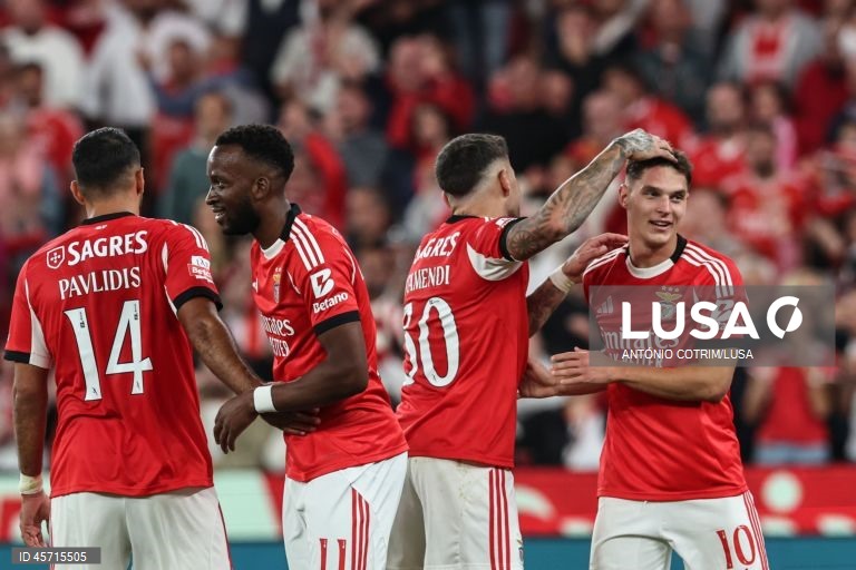 Benfica falhou hoje a subida ao segundo lugar da I Liga de futebol e ficou a quatro pontos do líder FC Porto, ao empatar 1-1 na receção ao Rio Ave, em encontro em atraso da primeira jornada.