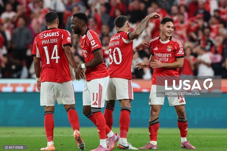 Benfica falhou hoje a subida ao segundo lugar da I Liga de futebol e ficou a quatro pontos do líder FC Porto, ao empatar 1-1 na receção ao Rio Ave, em encontro em atraso da primeira jornada.