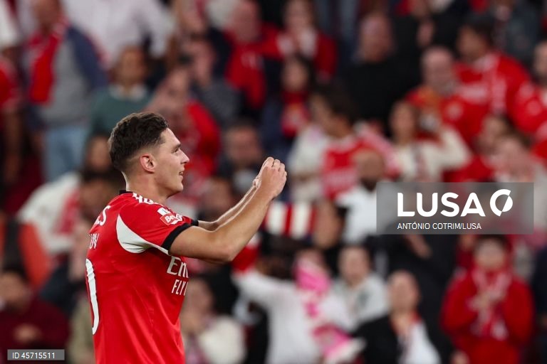 Benfica falhou hoje a subida ao segundo lugar da I Liga de futebol e ficou a quatro pontos do líder FC Porto, ao empatar 1-1 na receção ao Rio Ave, em encontro em atraso da primeira jornada.