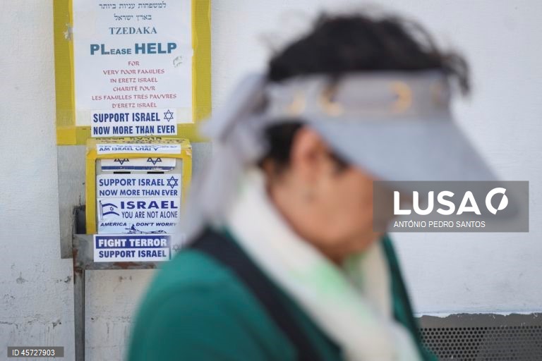 Uma mulher passa por uma caixa a solicitar o apoio monetário para Israel, em Jerusalém, Israel, 26 de setembro de 2025. ANTÓNIO PEDRO SANTOS/LUSA