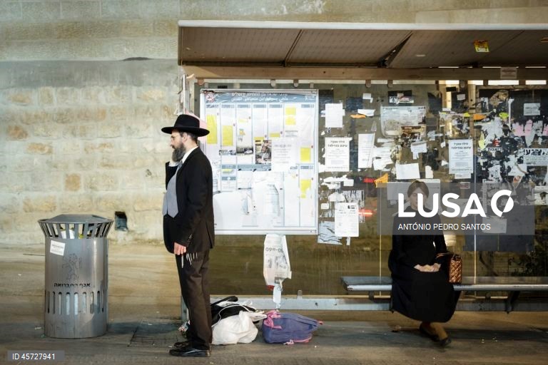 Um casal de judeus ortodoxos aguarda por um autocarro, em Jerusalém, Israel, 26 de setembro de 2025.   ANTÓNIO PEDRO SANTOS/LUSA