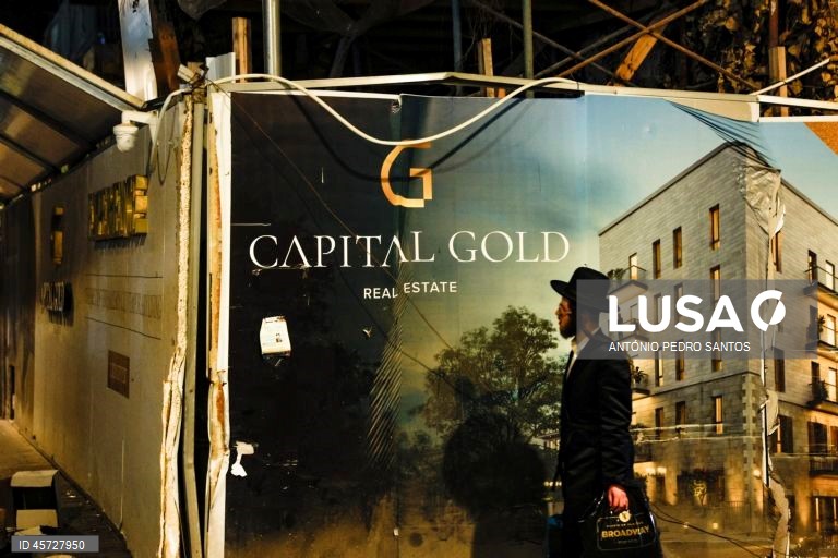 Um judeu ortodoxo caminha por uma rua de Jerusalém, Israel, 26 de setembro de 2025.  ANTÓNIO PEDRO SANTOS/LUSA