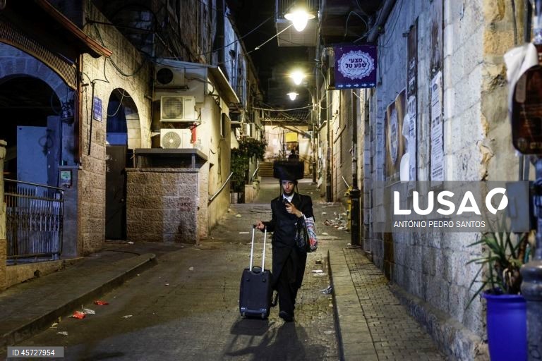 Um judeu ortodoxo caminha por uma rua de Jerusalém, Israel, 26 de setembro de 2025.   ANTÓNIO PEDRO SANTOS/LUSA