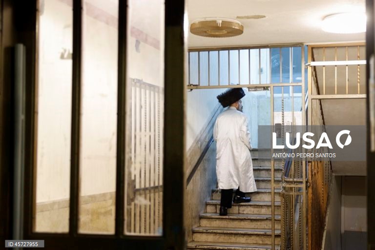 Um judeu ortodoxo sobe as escadas do seu prédio, em Jerusalém, Israel, 26 de setembro de 2025. ANTÓNIO PEDRO SANTOS/LUSA