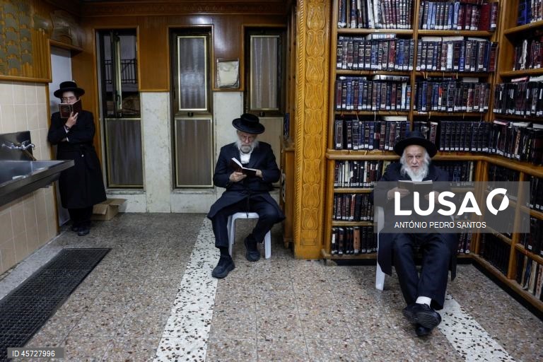Judeus ortodoxos rezam numa sinagoga, em Jerusalém, Israel, 26 de setembro de 2025.ANTÓNIO PEDRO SANTOS/LUSA