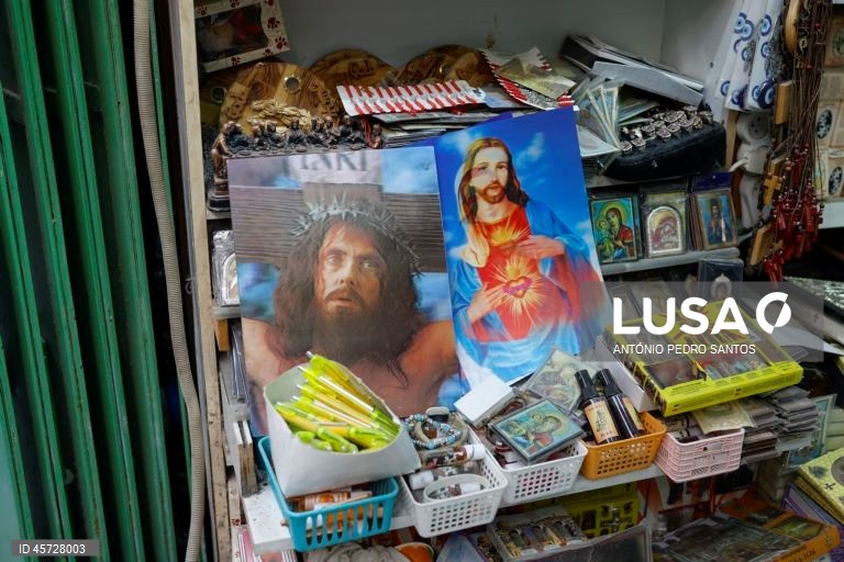 Imagens de Jesus Cristo no interior de uma loja na zona velha de Jerusalém, Israel, 26 de setembro de 2025. ANTÓNIO PEDRO SANTOS/LUSA