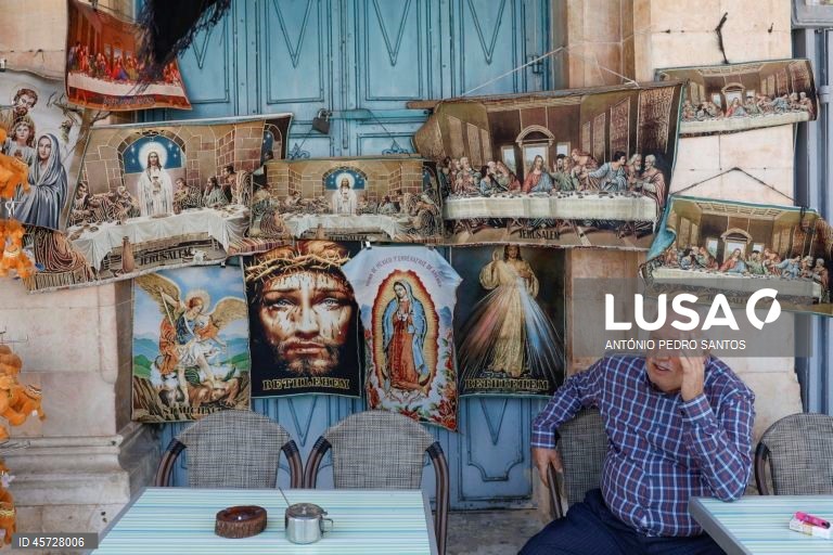 Um homem fuma um cigarro numa esplanada da zona velha de Jerusalém, Israel, 26 de setembro de 2025.  ANTÓNIO PEDRO SANTOS/LUSA