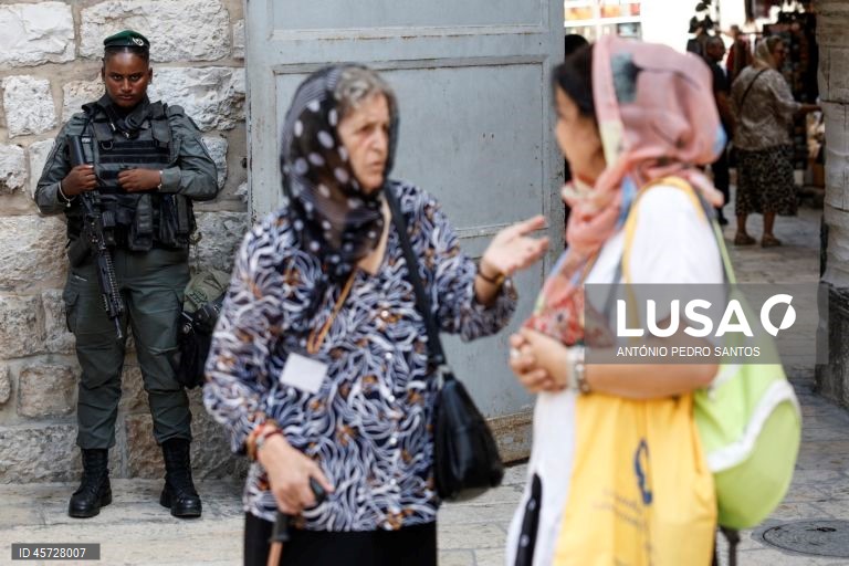 Uma militar do exército israelita patrulha a zona velha de Jerusalém, Israel, 26 de setembro de 2025.   ANTÓNIO PEDRO SANTOS/LUSA