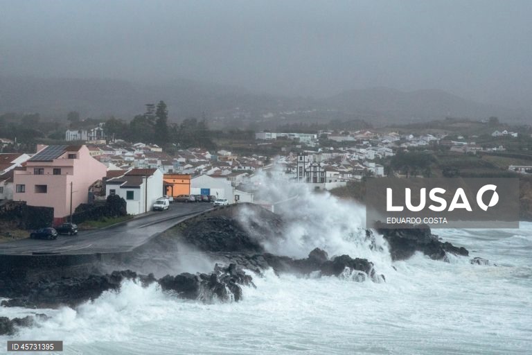 Mar agitado e vento forte na costa de Lagoa, ilha de São Miguel, Açores, 26 de setembro de 2025. O ciclone tropical Gabrielle que atinge os Açores deixou de ser um furacão de categoria 1 e passou a ser uma depressão pós-tropical, mas as preocupações mantêm-se, segundo o Instituto Português do Mar e da Atmosfera (IPMA). EDUARDO COSTA/LUSA