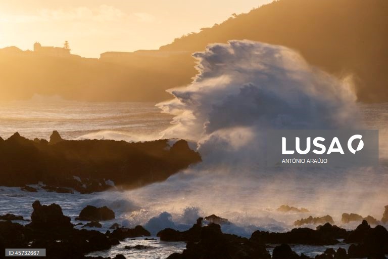 Mar agitado e vento forte em São Mateus da Calheta, ilha Treceira, Açores, 26 de setembro de 2025. O ciclone tropical Gabrielle que atinge os Açores deixou de ser um furacão de categoria 1 e passou a ser uma depressão pós-tropical, mas as preocupações mantêm-se, segundo o Instituto Português do Mar e da Atmosfera (IPMA). ANTÓNIO ARAÚJO/LUSA