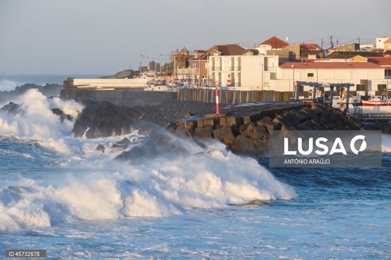 Mar agitado e vento forte no porto de pesca de São Mateus da Calheta, ilha Treceira, Açores, 26 de setembro de 2025. O ciclone tropical Gabrielle que atinge os Açores deixou de ser um furacão de categoria 1 e passou a ser uma depressão pós-tropical, mas as preocupações mantêm-se, segundo o Instituto Português do Mar e da Atmosfera (IPMA). ANTÓNIO ARAÚJO/LUSA
