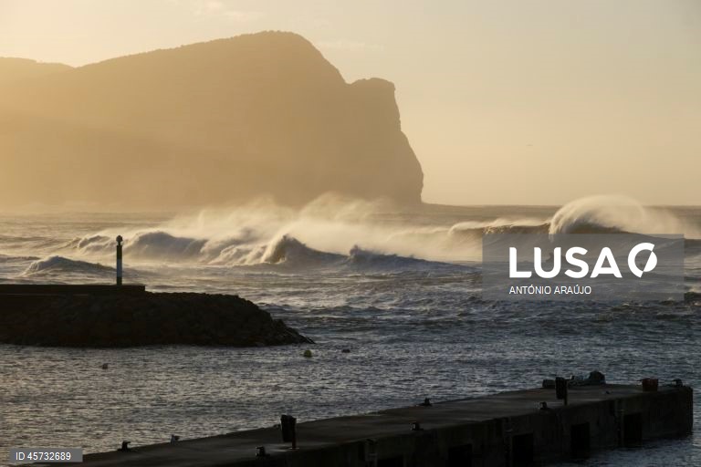 Mar agitado e vento forte em São Mateus da Calheta, ilha Treceira, Açores, 26 de setembro de 2025. O ciclone tropical Gabrielle que atinge os Açores deixou de ser um furacão de categoria 1 e passou a ser uma depressão pós-tropical, mas as preocupações mantêm-se, segundo o Instituto Português do Mar e da Atmosfera (IPMA). ANTÓNIO ARAÚJO/LUSA