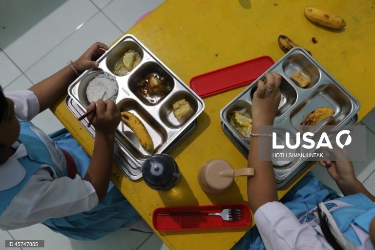 Indonésia: Programa governamental de refeições nutritivas nas escolas