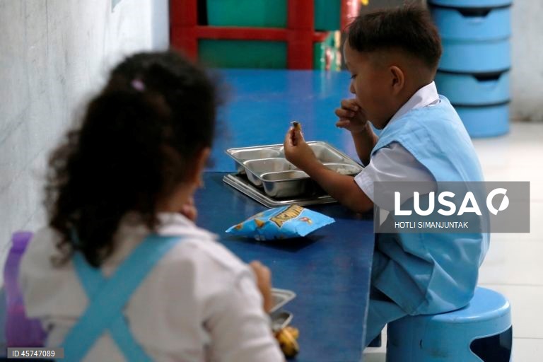 Indonésia: Programa governamental de refeições nutritivas nas escolas