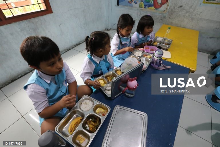 Indonésia: Programa governamental de refeições nutritivas nas escolas