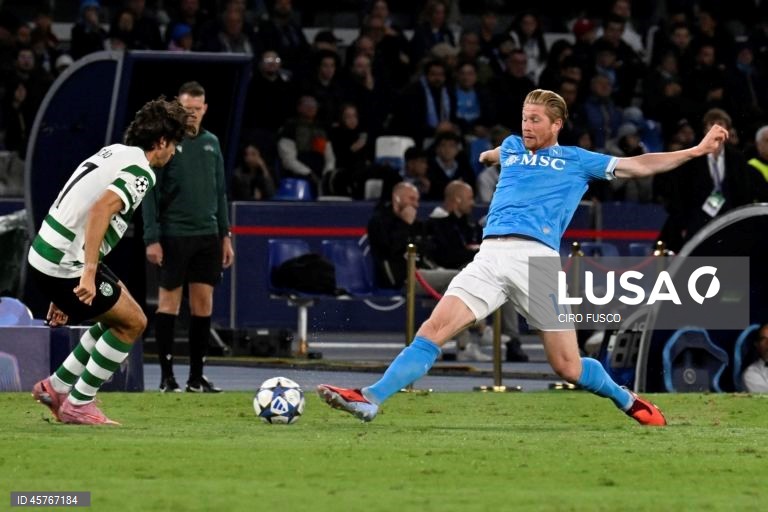 O Sporting somou hoje a primeira derrota na fase de liga da Liga dos Campeões de futebol, ao perder por 2-1 na visita ao Nápoles, em jogo da segunda jornada disputado no Estádio Diego Armando Maradona, em Itália.