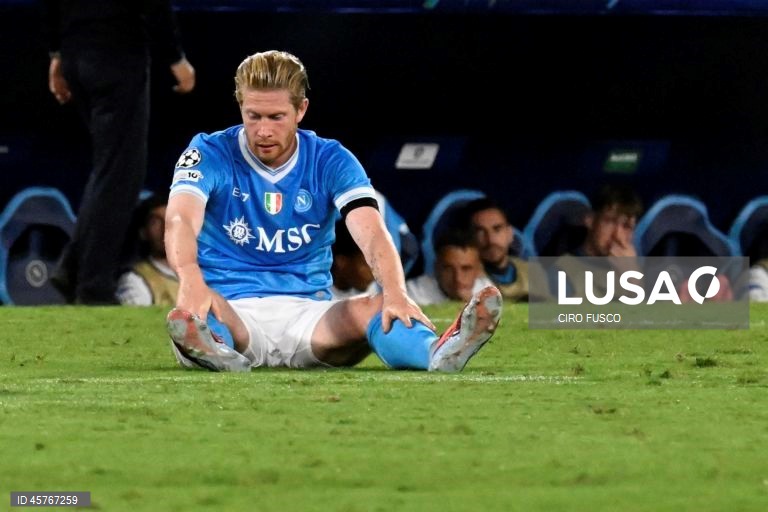 O Sporting somou hoje a primeira derrota na fase de liga da Liga dos Campeões de futebol, ao perder por 2-1 na visita ao Nápoles, em jogo da segunda jornada disputado no Estádio Diego Armando Maradona, em Itália.