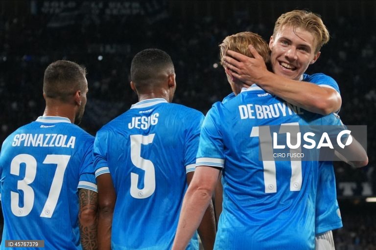 O Sporting somou hoje a primeira derrota na fase de liga da Liga dos Campeões de futebol, ao perder por 2-1 na visita ao Nápoles, em jogo da segunda jornada disputado no Estádio Diego Armando Maradona, em Itália.