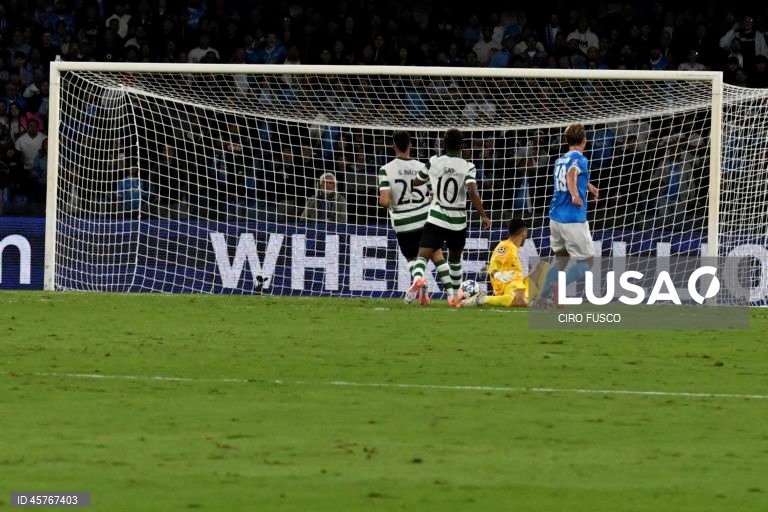 O Sporting somou hoje a primeira derrota na fase de liga da Liga dos Campeões de futebol, ao perder por 2-1 na visita ao Nápoles, em jogo da segunda jornada disputado no Estádio Diego Armando Maradona, em Itália.