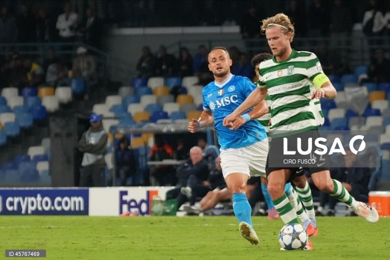 O Sporting somou hoje a primeira derrota na fase de liga da Liga dos Campeões de futebol, ao perder por 2-1 na visita ao Nápoles, em jogo da segunda jornada disputado no Estádio Diego Armando Maradona, em Itália.