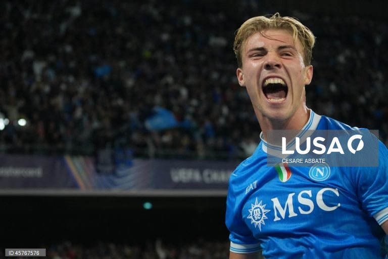 O Sporting somou hoje a primeira derrota na fase de liga da Liga dos Campeões de futebol, ao perder por 2-1 na visita ao Nápoles, em jogo da segunda jornada disputado no Estádio Diego Armando Maradona, em Itália.