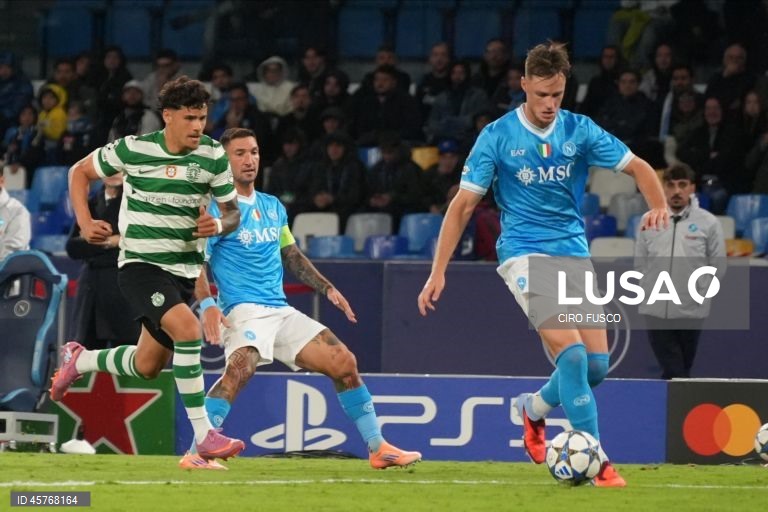 O Sporting somou hoje a primeira derrota na fase de liga da Liga dos Campeões de futebol, ao perder por 2-1 na visita ao Nápoles, em jogo da segunda jornada disputado no Estádio Diego Armando Maradona, em Itália.