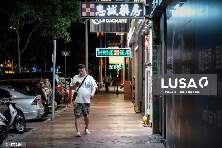 Encerramento dos casinos satélite de Macau até 31 de dezembro ameaça a sobrevivência de setores económicos que deles dependem, como as casas de penhores e o comércio de alto luxo.