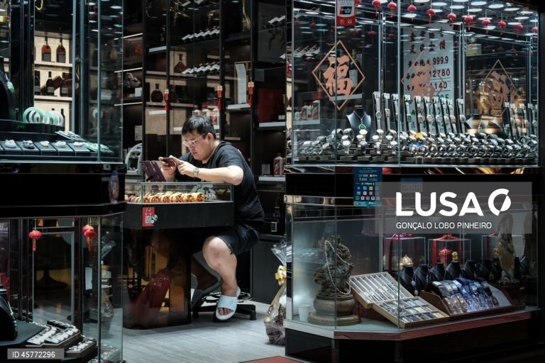 Encerramento dos casinos satélite de Macau até 31 de dezembro ameaça a sobrevivência de setores económicos que deles dependem, como as casas de penhores e o comércio de alto luxo.