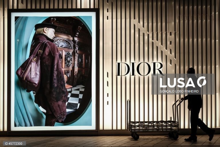 Encerramento dos casinos satélite de Macau até 31 de dezembro ameaça a sobrevivência de setores económicos que deles dependem, como as casas de penhores e o comércio de alto luxo.