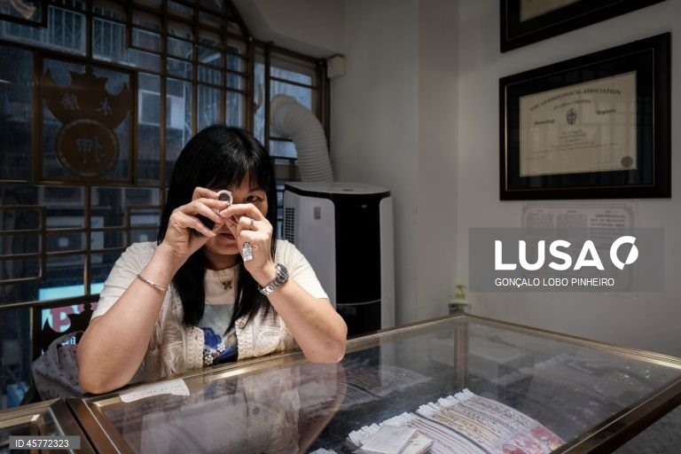 Encerramento dos casinos satélite de Macau até 31 de dezembro ameaça a sobrevivência de setores económicos que deles dependem, como as casas de penhores e o comércio de alto luxo.