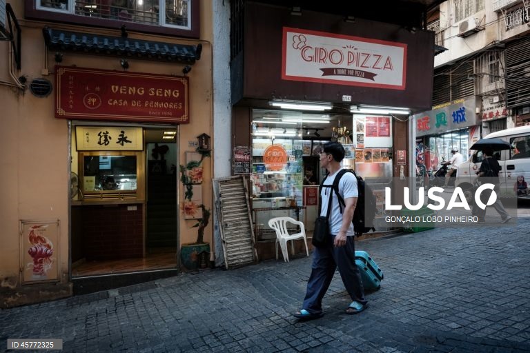 Encerramento dos casinos satélite de Macau até 31 de dezembro ameaça a sobrevivência de setores económicos que deles dependem, como as casas de penhores e o comércio de alto luxo.