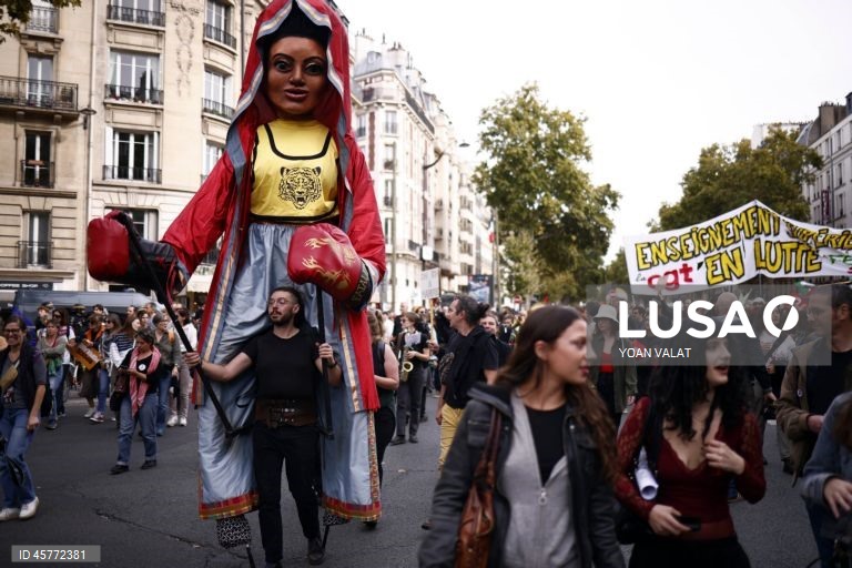França: Novo dia de greves e manifestações 