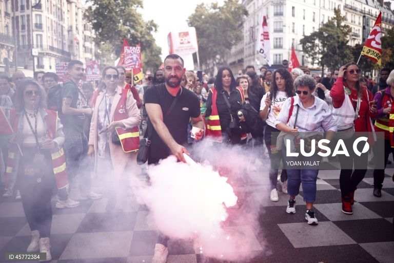 França: Novo dia de greves e manifestações 