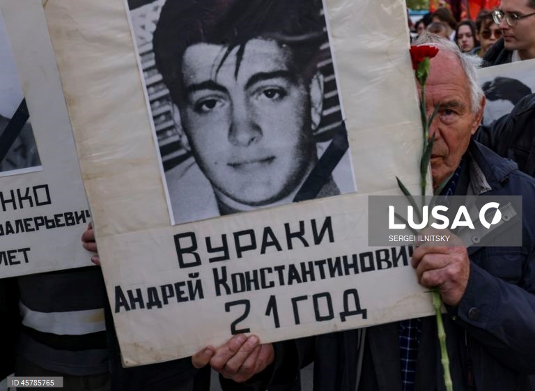 Ativistas do Partido Comunista seguram bandeiras vermelhas durante uma manifestação comemorativa em Moscovo, Rússia. Seguindo ordens do presidente Boris Yeltsin, tanques do exército estacionados na margem do rio Moscovo abriram fogo através da água contra a «Casa Branca», sede do parlamento russo rebelde, em 4 de outubro de 1993. Mais de 120 pessoas morreram quando a nova liderança da Rússia sufocou os últimos suspiros do sistema soviético em ruínas. Um bombardeamento de dez horas forçou a...