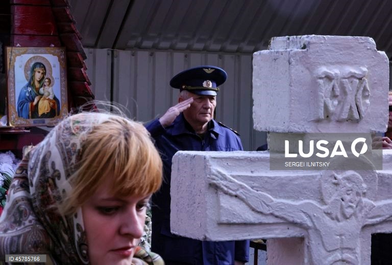 Ativistas do Partido Comunista seguram bandeiras vermelhas durante uma manifestação comemorativa em Moscovo, Rússia. Seguindo ordens do presidente Boris Yeltsin, tanques do exército estacionados na margem do rio Moscovo abriram fogo através da água contra a «Casa Branca», sede do parlamento russo rebelde, em 4 de outubro de 1993. Mais de 120 pessoas morreram quando a nova liderança da Rússia sufocou os últimos suspiros do sistema soviético em ruínas. Um bombardeamento de dez horas forçou a...