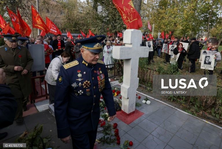 Ativistas do Partido Comunista seguram bandeiras vermelhas durante uma manifestação comemorativa em Moscovo, Rússia. Seguindo ordens do presidente Boris Yeltsin, tanques do exército estacionados na margem do rio Moscovo abriram fogo através da água contra a «Casa Branca», sede do parlamento russo rebelde, em 4 de outubro de 1993. Mais de 120 pessoas morreram quando a nova liderança da Rússia sufocou os últimos suspiros do sistema soviético em ruínas. Um bombardeamento de dez horas forçou a...