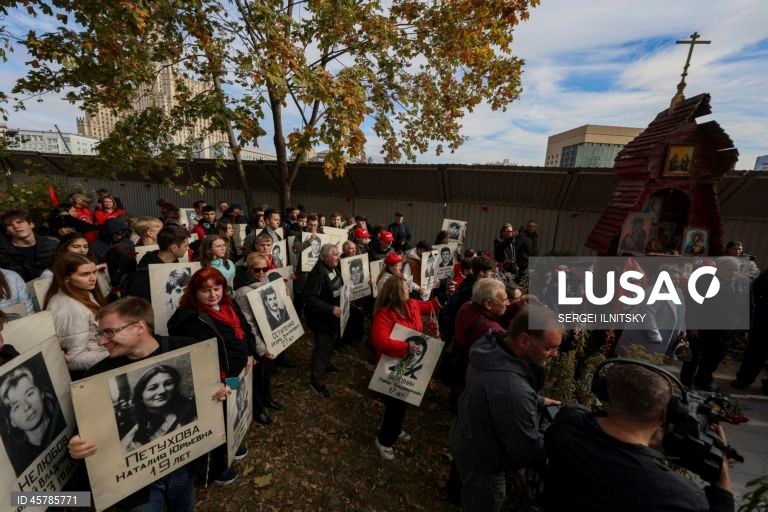 Ativistas do Partido Comunista seguram bandeiras vermelhas durante uma manifestação comemorativa em Moscovo, Rússia. Seguindo ordens do presidente Boris Yeltsin, tanques do exército estacionados na margem do rio Moscovo abriram fogo através da água contra a «Casa Branca», sede do parlamento russo rebelde, em 4 de outubro de 1993. Mais de 120 pessoas morreram quando a nova liderança da Rússia sufocou os últimos suspiros do sistema soviético em ruínas. Um bombardeamento de dez horas forçou a...