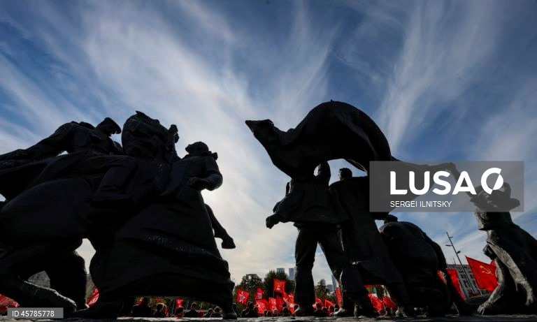 Ativistas do Partido Comunista seguram bandeiras vermelhas durante uma manifestação comemorativa em Moscovo, Rússia. Seguindo ordens do presidente Boris Yeltsin, tanques do exército estacionados na margem do rio Moscovo abriram fogo através da água contra a «Casa Branca», sede do parlamento russo rebelde, em 4 de outubro de 1993. Mais de 120 pessoas morreram quando a nova liderança da Rússia sufocou os últimos suspiros do sistema soviético em ruínas. Um bombardeamento de dez horas forçou a...