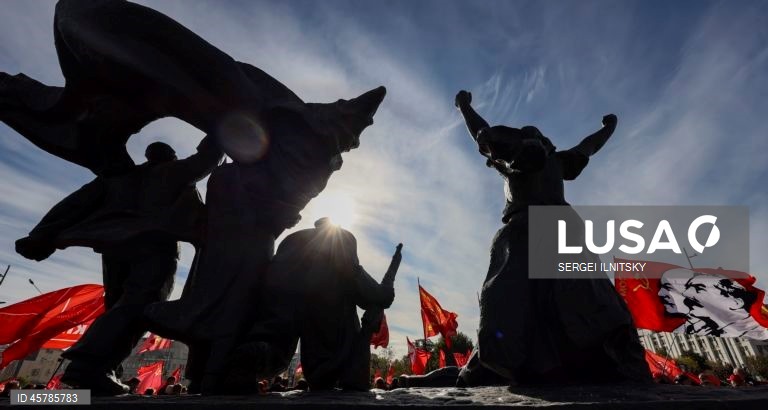 Ativistas do Partido Comunista seguram bandeiras vermelhas durante uma manifestação comemorativa em Moscovo, Rússia. Seguindo ordens do presidente Boris Yeltsin, tanques do exército estacionados na margem do rio Moscovo abriram fogo através da água contra a «Casa Branca», sede do parlamento russo rebelde, em 4 de outubro de 1993. Mais de 120 pessoas morreram quando a nova liderança da Rússia sufocou os últimos suspiros do sistema soviético em ruínas. Um bombardeamento de dez horas forçou a...