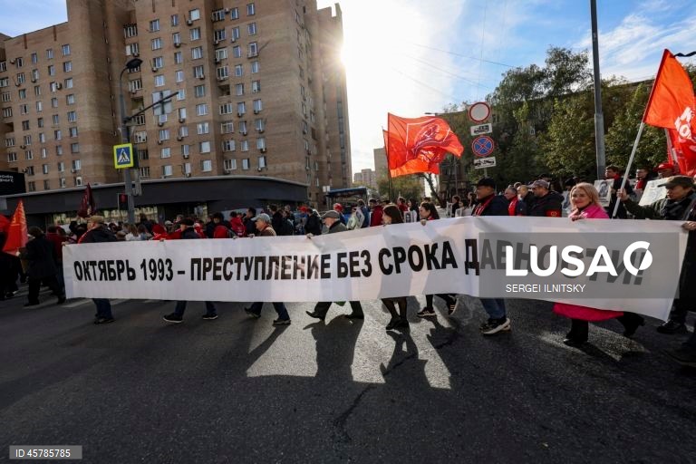 Ativistas do Partido Comunista seguram bandeiras vermelhas durante uma manifestação comemorativa em Moscovo, Rússia. Seguindo ordens do presidente Boris Yeltsin, tanques do exército estacionados na margem do rio Moscovo abriram fogo através da água contra a «Casa Branca», sede do parlamento russo rebelde, em 4 de outubro de 1993. Mais de 120 pessoas morreram quando a nova liderança da Rússia sufocou os últimos suspiros do sistema soviético em ruínas. Um bombardeamento de dez horas forçou a...