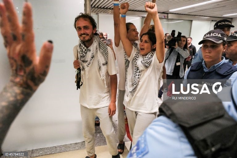 Os quatro portugueses Mariana Mortágua, Sofia Aparício, Miguel Duarte e Diogo Chaves que participaram na Flotilha Global Sumud, detidos em Israel desde quinta-feira, chegam ao aeroporto de Lisboa, Portugal,