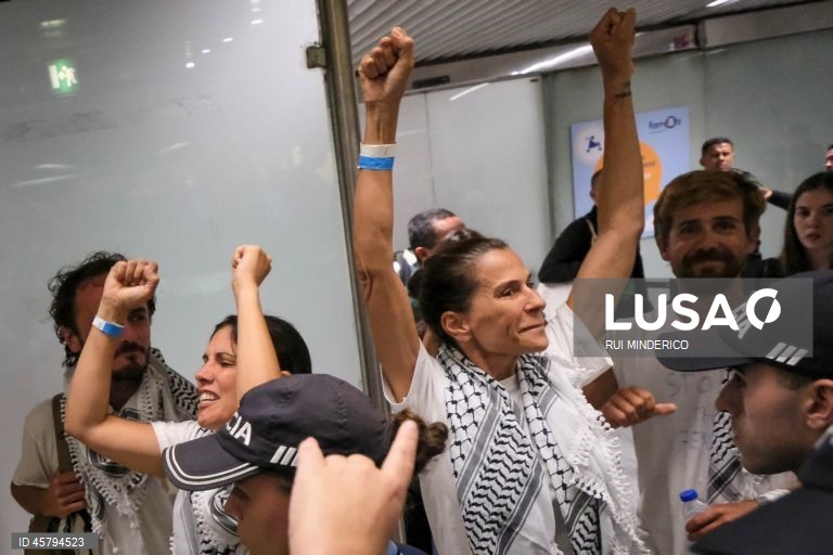 Os quatro portugueses Mariana Mortágua, Sofia Aparício, Miguel Duarte e Diogo Chaves que participaram na Flotilha Global Sumud, detidos em Israel desde quinta-feira, chegam ao aeroporto de Lisboa, Portugal,